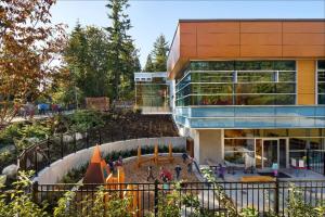 un edificio con giardino di fronte di Westview Vacation Rental - Two BR House a North Vancouver