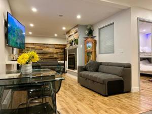 un soggiorno con divano e tavolo di Westview Vacation Rental - Two BR House a North Vancouver
