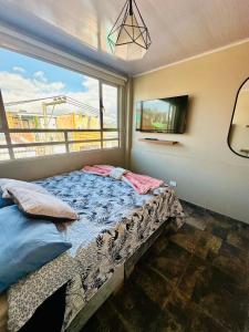 1 dormitorio con cama y ventana en Prívate room close to the Dorado AirPort Bogota, en Bogotá