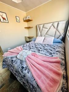 Un dormitorio con una cama con una manta. en Prívate room close to the Dorado AirPort Bogota, en Bogotá