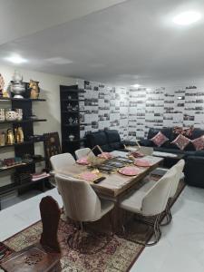 شقة رائعة داخل فيلا مستقلة في الدار البيضاء: غرفة طعام مع طاولة وكراسي وأريكة
