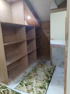 een kamer met houten planken en een tapijt bij شقة رائعة داخل فيلا مستقلة in Casablanca