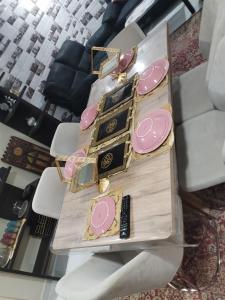een tafel met zakken erop bij شقة رائعة داخل فيلا مستقلة in Casablanca