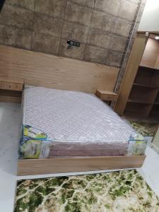 Bett in einem Zimmer mit einer Matratze in der Unterkunft شقة رائعة داخل فيلا مستقلة in Casablanca