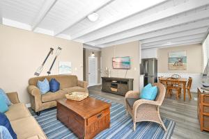 Posezení v ubytování 5 Bedroom 4 Bath Duplex with Parking on 46th St!