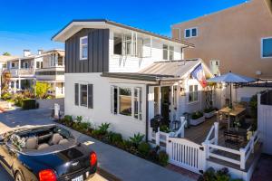 una casa con una macchina parcheggiata di fronte di Balboa Island Luxury Penthouse Suite With Bay Views a Newport Beach