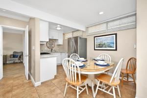 Kuchyň nebo kuchyňský kout v ubytování 5 Bedroom 4 Bath Duplex with Parking on 46th St!