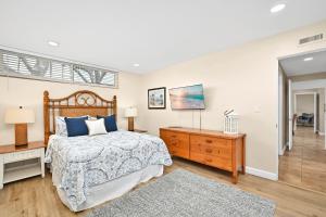 Postel nebo postele na pokoji v ubytování 5 Bedroom 4 Bath Duplex with Parking on 46th St!