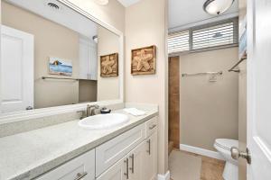 Koupelna v ubytování 5 Bedroom 4 Bath Duplex with Parking on 46th St! + 60 fotografií