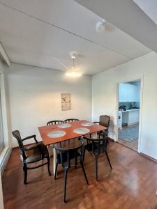 uma sala de jantar com mesa e cadeiras em Nice and cozy big house for 8 people with sauna em Vantaa