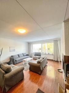 - un salon avec deux canapés et une cheminée dans l'établissement Nice and cozy big house for 8 people with sauna, à Vantaa