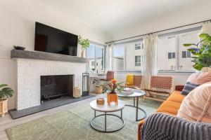a living room with a fireplace and a tv at Manhattan Beach Family Suite Stylish 2 BR 1BA Parking in Manhattan Beach