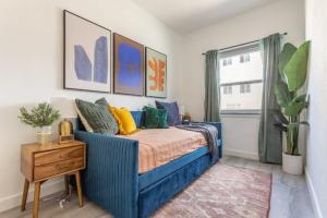 - une chambre avec un lit bleu et une fenêtre dans l'établissement Manhattan Beach Family Suite Stylish 2 BR 1BA Parking, à Manhattan Beach