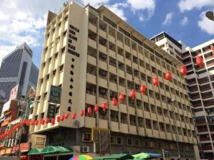 um edifício com placas chinesas na lateral em Nan Yeang Hotel em Kuala Lumpur