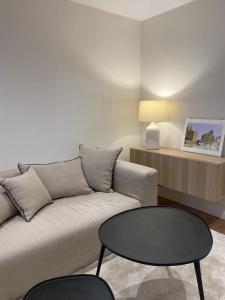 ein Wohnzimmer mit Sofa und Tisch in der Unterkunft Terraza as Travesas in Betanzos