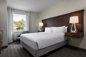 um quarto de hotel com uma cama e uma janela em Staybridge Suites Carlsbad/San Diego, an IHG Hotel em Carlsbad