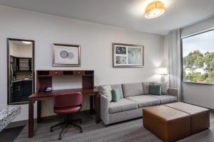 sala de estar con escritorio y sofá en Staybridge Suites Carlsbad/San Diego, an IHG Hotel en Carlsbad