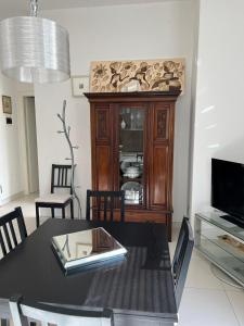 comedor con mesa y armario en Casa Assunta, en Donoratico