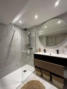 a bathroom with a sink and a mirror at T3 5 étoile jacuzzi in Toulouse