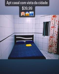 een kleine slaapkamer met een blauw bed in een kamer bij Hotel pousada sonho meu in Arapiraca