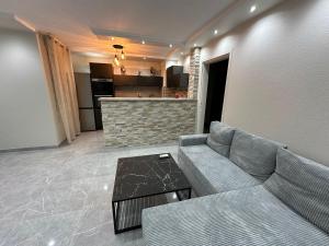 a living room with a couch and a kitchen at T3 5 étoile jacuzzi in Toulouse