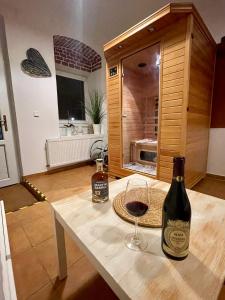 uma garrafa de vinho e um copo sobre uma mesa em Ubytování v soukromí Bělčice em Bělčice