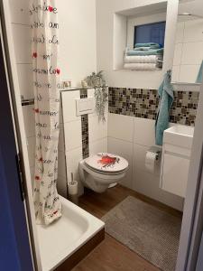 uma pequena casa de banho com WC e lavatório em Wohnung am Postweg em Netstal
