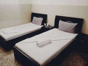 twee bedden naast elkaar in een kamer bij Four Season 1 Airport Guest House in Karachi