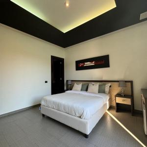 ein Schlafzimmer mit einem weißen Bett und einer schwarzen Decke in der Unterkunft Boteco B&B in Bacoli
