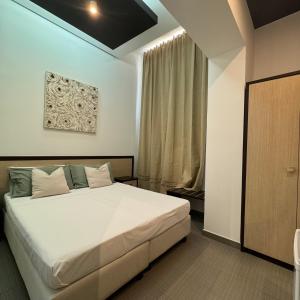 1 dormitorio con cama blanca y ventana en Boteco B&B en Bacoli