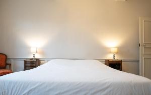 Una cama o camas en una habitación de Maison Monsigny ( Annexe Clos Du Bailli )