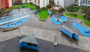 einen Luftblick auf einen Skatepark in einer Stadt in der Unterkunft Appartement moderne, proche du Parc de la tête d'Or et de Lyon in Villeurbanne