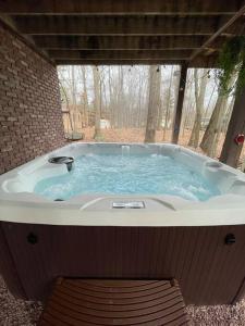 um jacuzziificialificialificialificialificialificialificialificialificialificialificialificialificial em Poconos Chalet -Kayaks- HotTub-Karaoke-Lake em East Stroudsburg