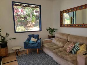 Sitio da Francesa في بوم جارديم: غرفة معيشة مع أريكة وكرسي