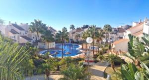 - une vue aérienne sur un complexe avec une piscine dans l'établissement Arenal golf Sun & golf, à Benalmádena