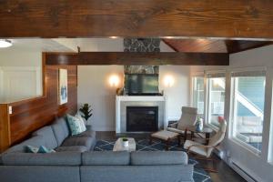 Χώρος καθιστικού στο Majestic Cabin overlooking the Lake!