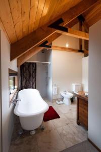Koupelna v ubytování Matakana Retreat - Luxury Off Grid Lodge in Nature
