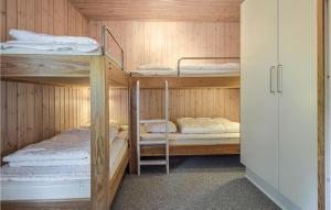 Postel nebo postele na pokoji v ubytování Cozy Home In Humble With Sauna