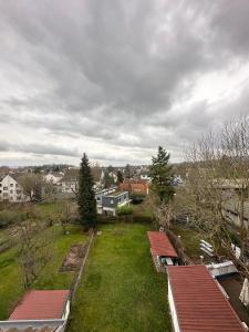 Blick auf eine Stadt mit Häusern und einem Hof in der Unterkunft Cleo Apartments in Kassel
