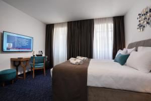 Ένα ή περισσότερα κρεβάτια σε δωμάτιο στο Hotel Šumava