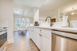 uma cozinha com armários brancos e um lavatório em Chic Greensboro Condo with Lake Oconee Access! em Greensboro