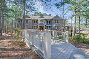 una casa con una valla blanca y una pasarela de madera en Chic Greensboro Condo with Lake Oconee Access!, en Greensboro