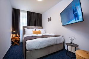 Ένα ή περισσότερα κρεβάτια σε δωμάτιο στο Hotel Šumava
