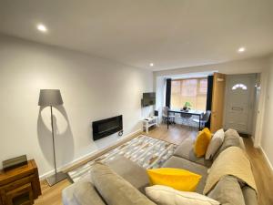 a living room with a couch and a tv at Cosy Retreat In Royal Sutton Coldfield Close to Good Hope Hospital the NEC and Birmingham Airport in Birmingham