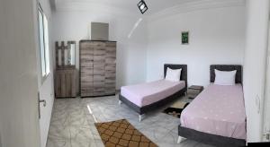 1 Schlafzimmer mit 2 Betten in einem Zimmer in der Unterkunft Dyar Amina in Midoun