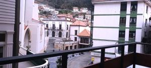 einen Balkon mit Stadtblick in der Unterkunft La casa de la plaza in Cudillero