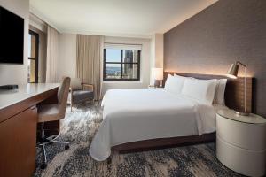サンディエゴにあるザ ウェスティン サンディエゴ ガスランプ クオーターの大きなベッドとデスクが備わるホテルルームです。