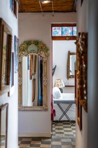 Ibiza Boutique Guest House في مدينة إيبيزا: مدخل إلى غرفة مع مرآة وأريكة