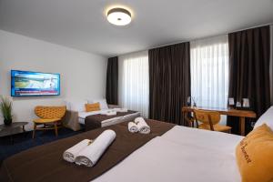 Ένα ή περισσότερα κρεβάτια σε δωμάτιο στο Hotel Šumava