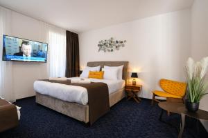 Ένα ή περισσότερα κρεβάτια σε δωμάτιο στο Hotel Šumava